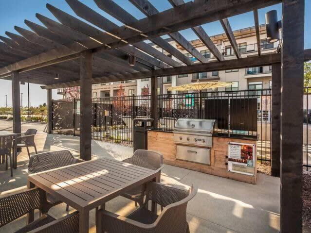Cozysuites Spacious 2Br Next To Whole Foods Индианаполис Экстерьер фото